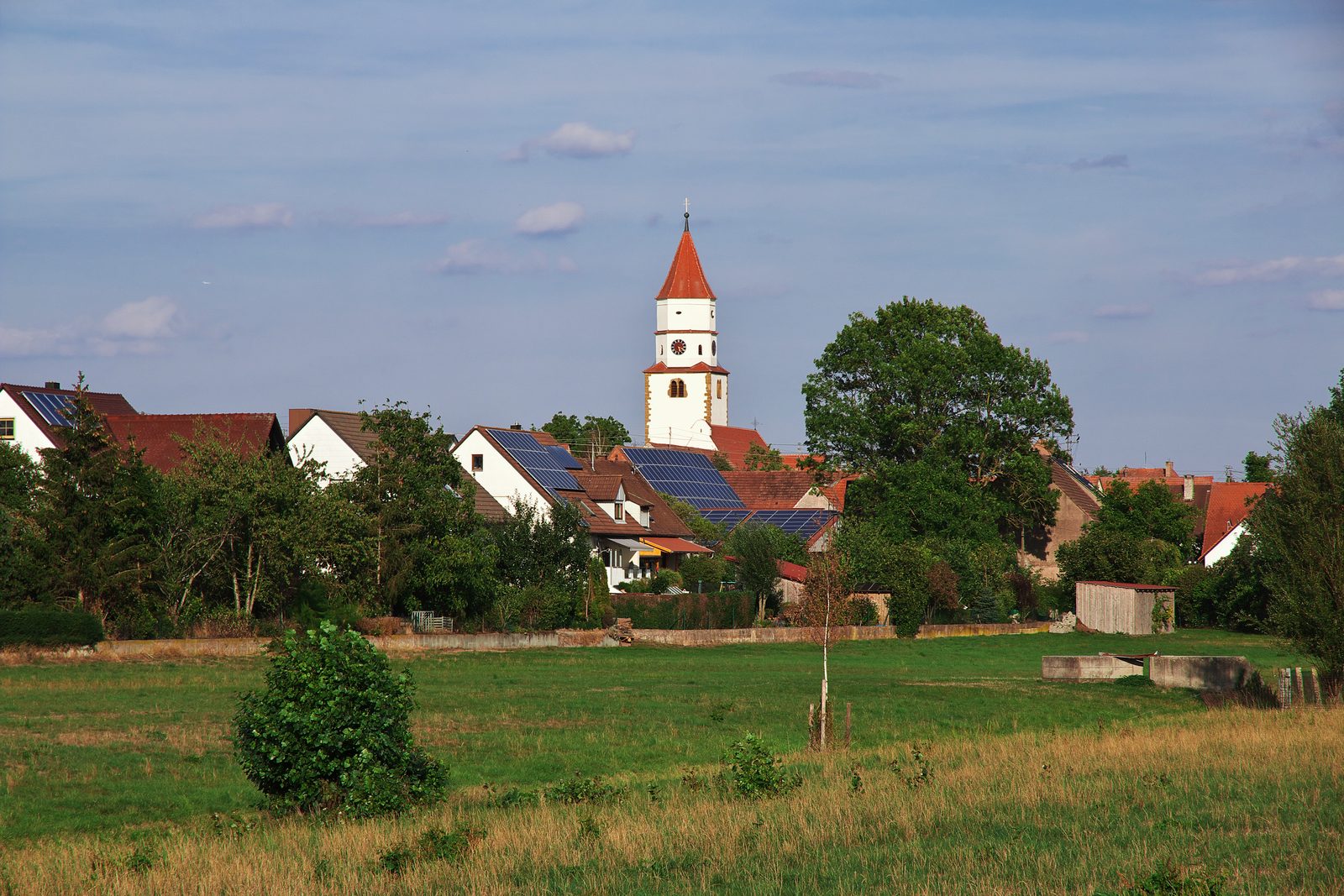 Blick über eine Kleinstadt in der nördlichen Oberpfalz mit Hügellandschaft im Hintergrund