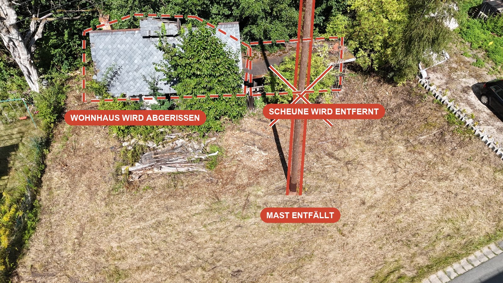 Luftbild des Grundstücks mit rot markiertem Wohnhaus, markierter Scheune und durchgestrichenem Strommast