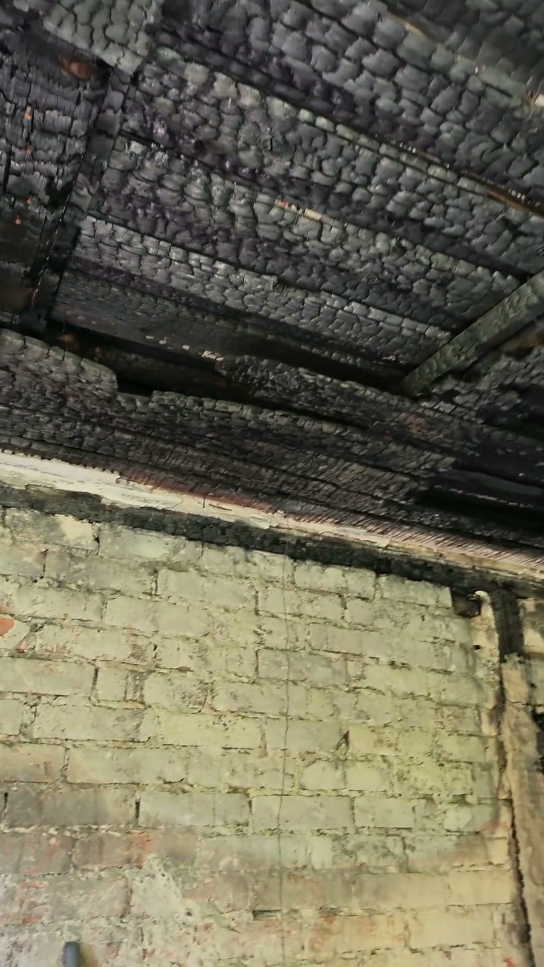 Brandschaden: verkohlte Deckenbalken