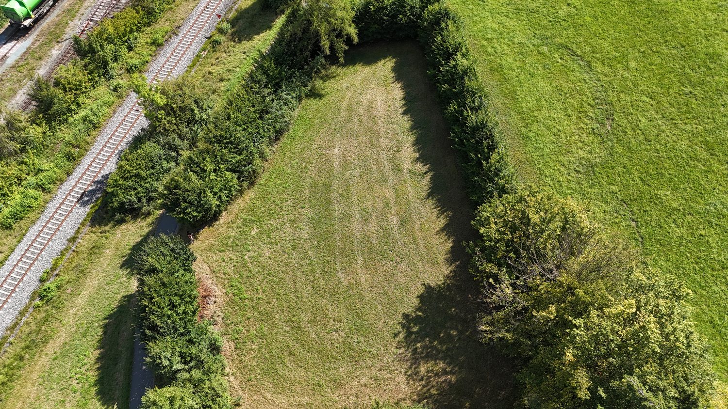 Luftbild mit Bahnlinie und Radweg neben dem Grundstück