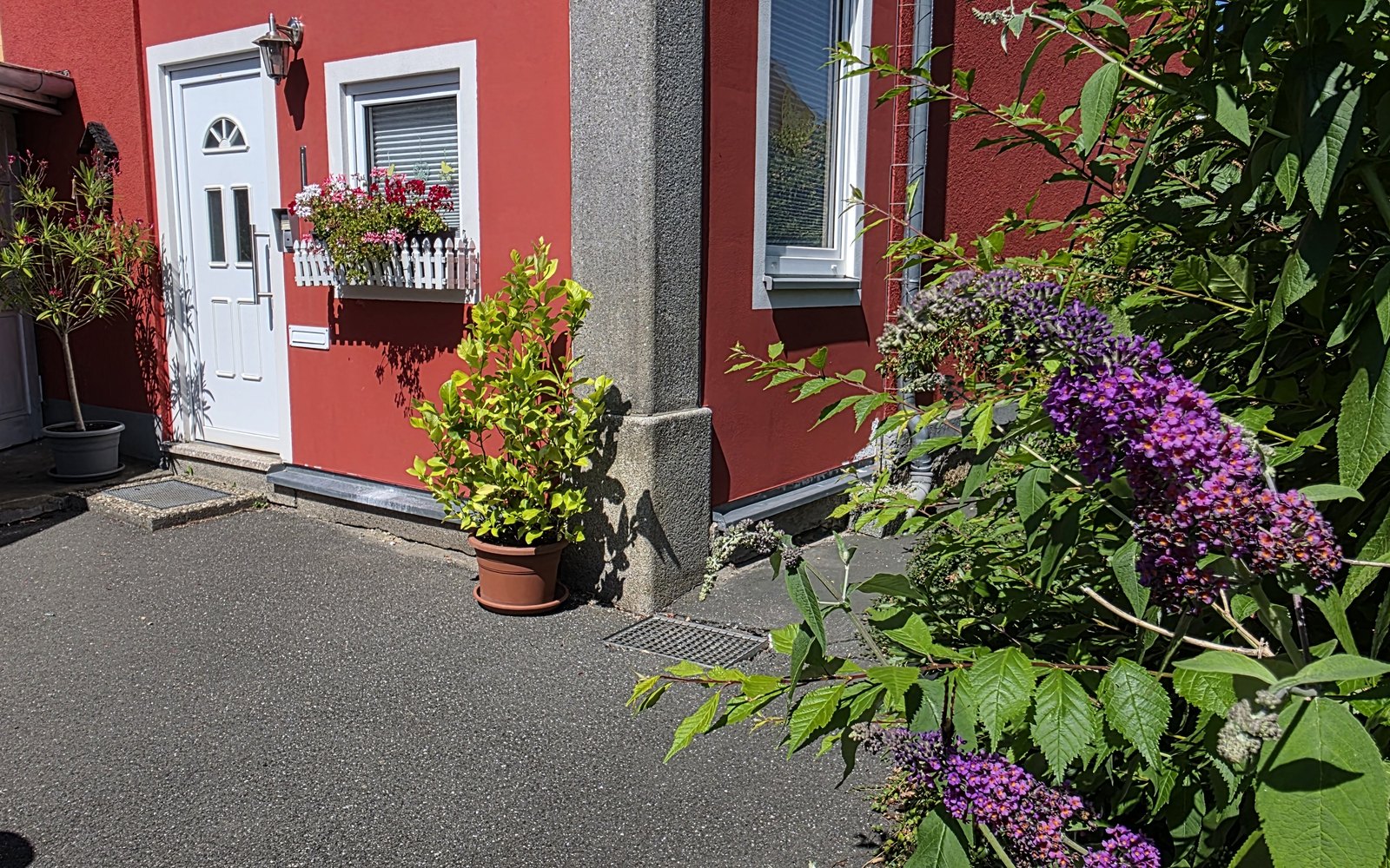 Hauseingang mit Blumenschmuck