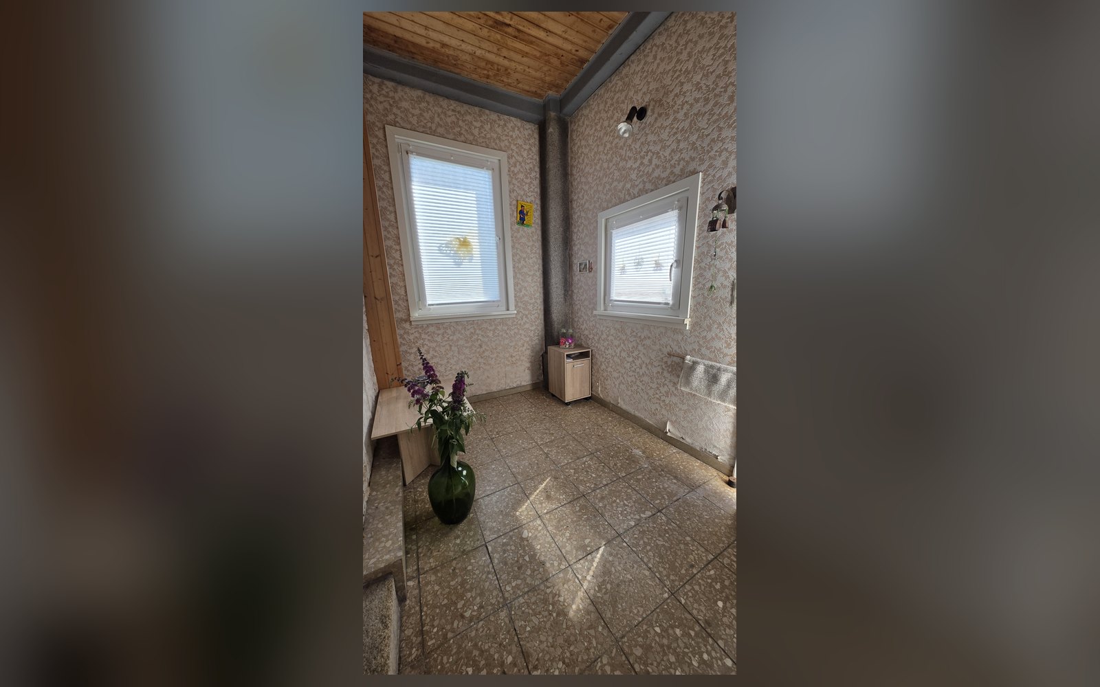 Zimmer mit Fenstern