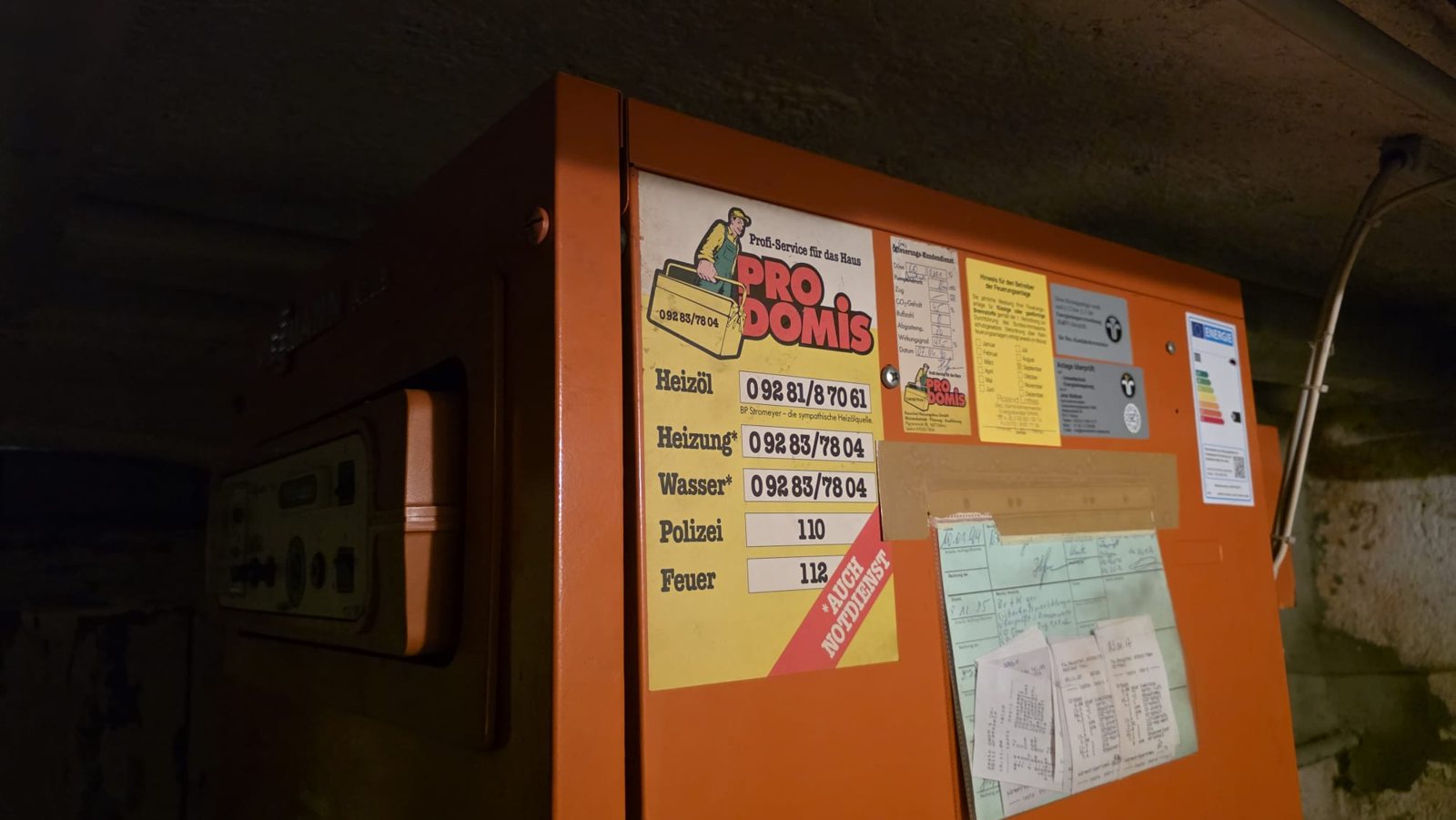 Heizungsanlage mit Notfall-Kontakten
