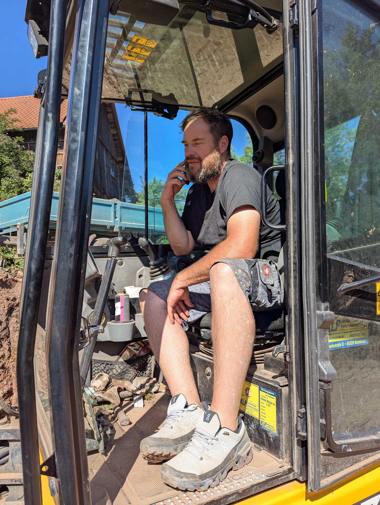 Ralf Scherer im Bagger auf der Baustelle